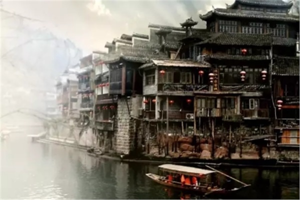 鳳凰古城、晚會(huì)、矮寨大橋、魔鬼玻璃棧道、墨戎苗寨汽車(chē)兩日游