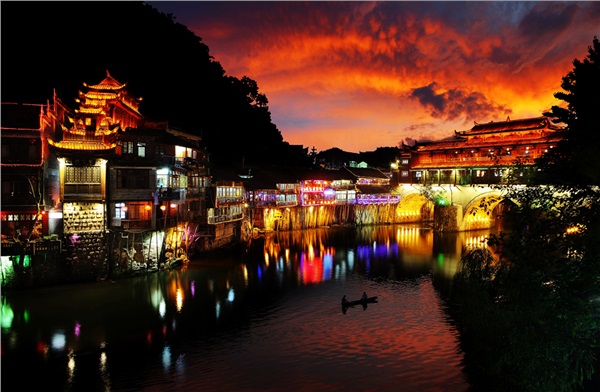 黃龍洞、天門仙山、夯吾苗寨、鳳凰古城“神秘湘西之旅” 品質(zhì)純玩2晚3日游D