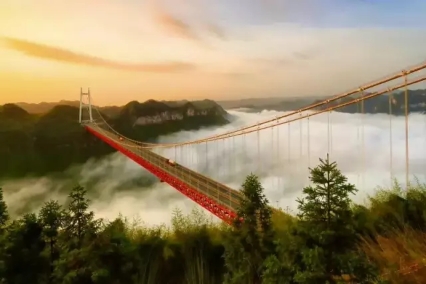 鳳凰古城、晚會(huì)、矮寨大橋、魔鬼玻璃棧道、墨戎苗寨汽車兩日游