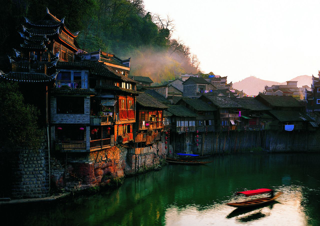 黃龍洞、天門仙山、夯吾苗寨、鳳凰古城“神秘湘西之旅” 品質(zhì)純玩2晚3日游D